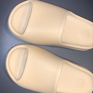 Yeezy Slides (desert sand)